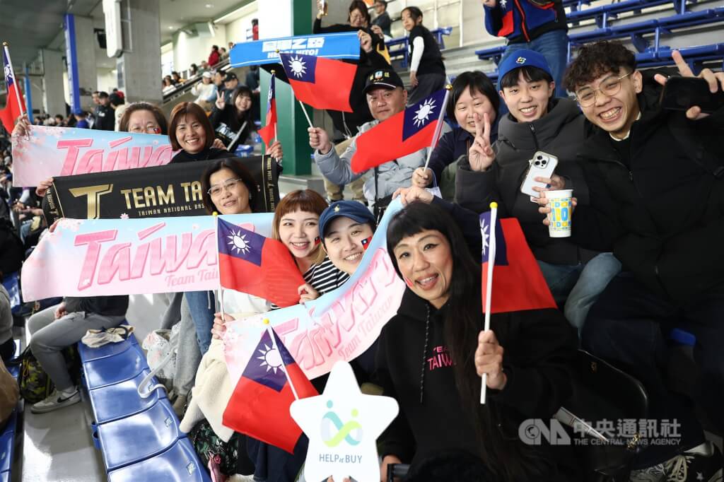 世界棒球經典賽（WBC）C組預賽台灣隊首戰5日在日本東京巨蛋與澳洲隊交手，熱情的台灣球迷拿著中華民國國旗進場為Team Taiwan加油。中央社記者王騰毅東京攝 115年3月5日