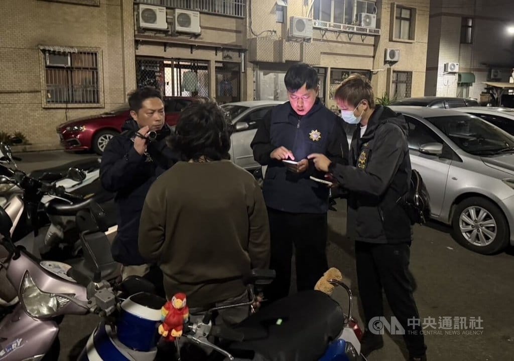 苗栗市陳男在某女子個人網路社群平台IG留言恐嚇，稱8日要去台北燈節潑硫酸、殺人，北市警方獲報後，循線於6日晚間在陳男住家將他（左2）查獲到案、送辦。（翻攝照片）中央社記者黃麗芸傳真　115年3月7日