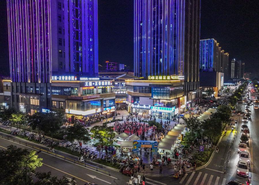 中國經濟面臨困境，許多農民被迫返鄉，青年把專注力轉向零工經濟。 圖：翻攝自@ChinaDaily