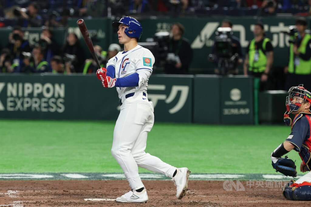 世界棒球經典賽（WBC）C組預賽6日晚間在東京巨蛋上演台日大戰，台灣隊打者費柴德（Stuart Fairchild）（中）5局敲出一記深遠高飛球，可惜最終遭判為界外全壘打。（中央社檔案照片）