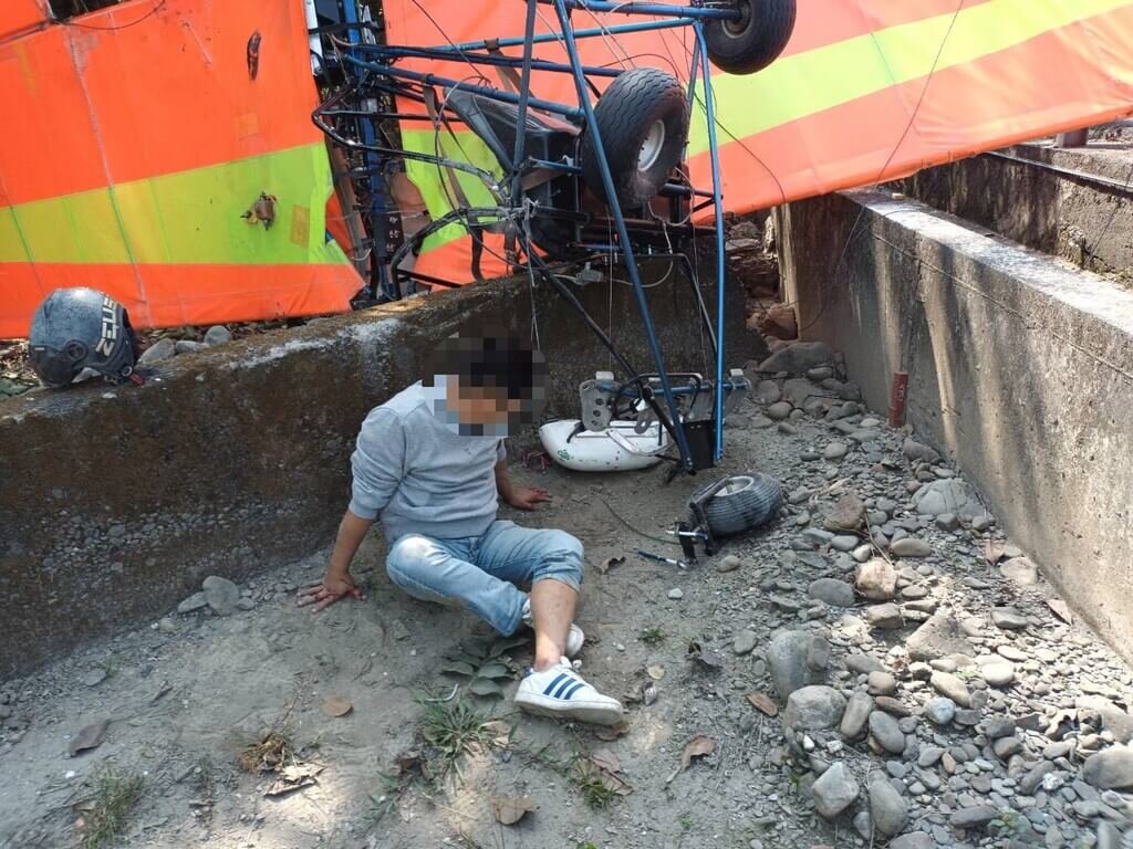 吳姓男子7日駕駛滑翔機，不明原因墜落在屏東縣高樹鄉產業路段，吳男頭部外傷意識清醒，暫無生命危險，已送醫治療。（屏東消防局提供）中央社記者李卉婷傳真　115年3月7日