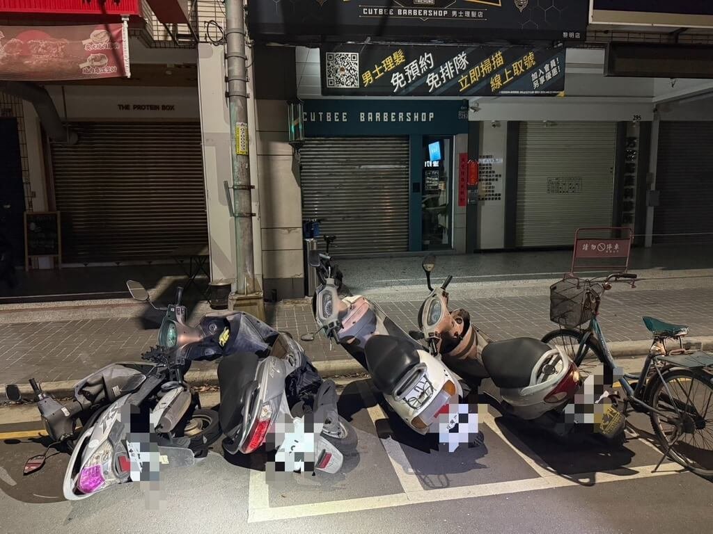 台中市南屯區黎明路二段7日凌晨發生多輛停放路邊機車遭推倒毀損事件，警方獲報調閱監視器，迅速鎖定陳姓男子涉案，查緝到案後依法送辦。（民眾提供）中央社記者郝雪卿傳真  115年3月7日