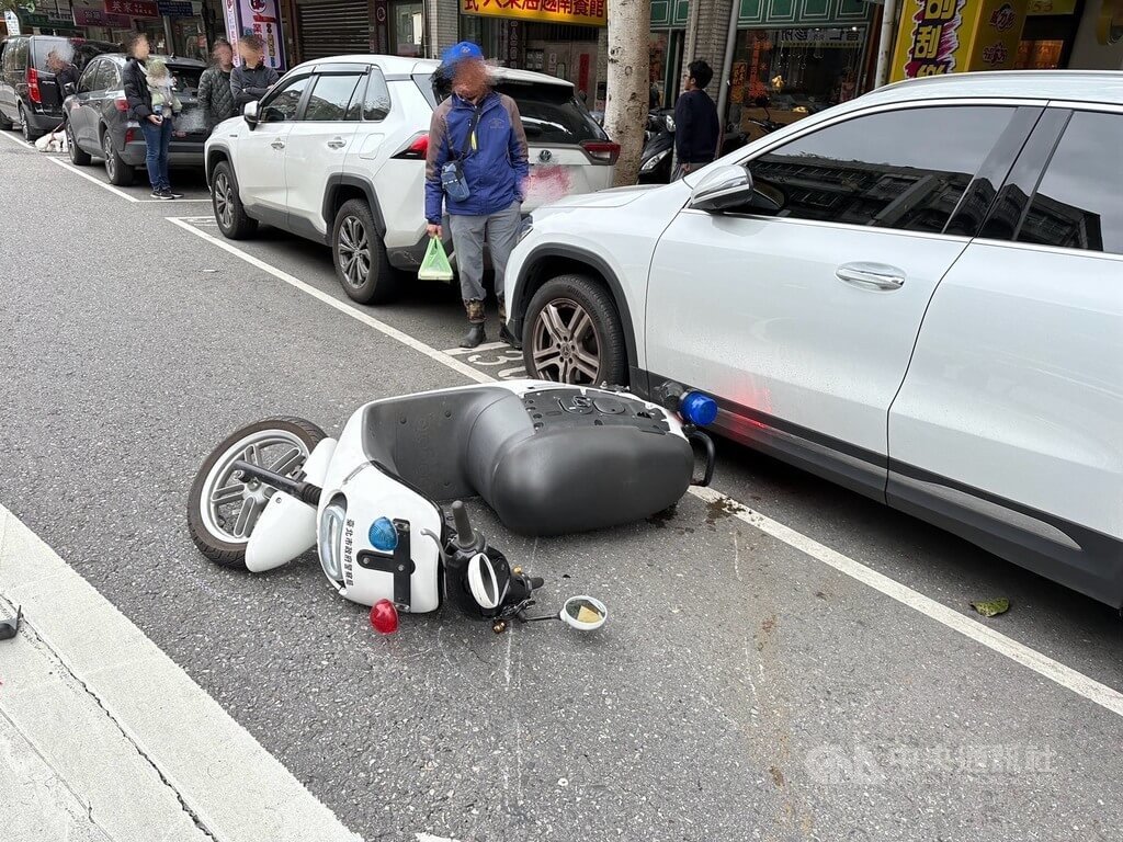 台北市陳姓交警7日騎警車出勤途中遭後方汽車駕駛追撞，當場摔車、右手肘受傷，確切肇事原因待釐清。（翻攝照片）中央社記者黃麗芸傳真　115年3月7日