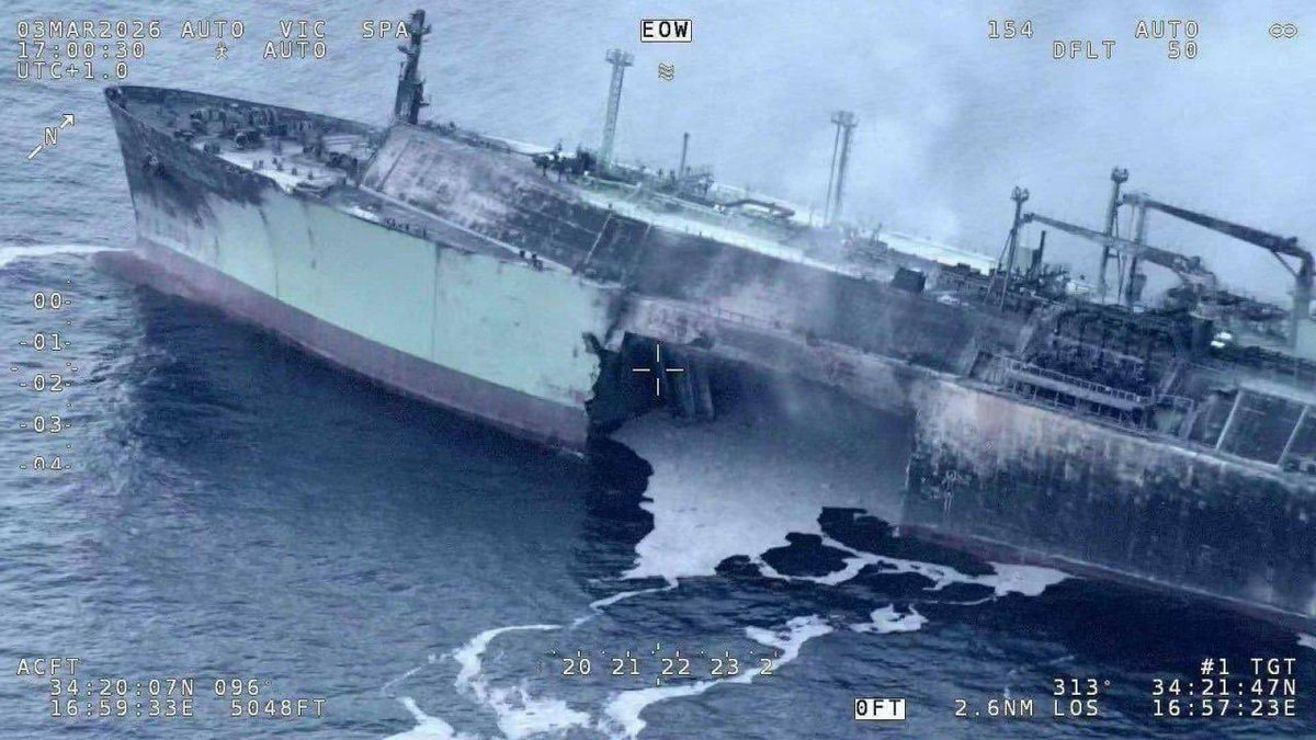 伊朗一艘油輪在印度洋遭到攻擊，海面上皆是被原油污染的海水 圖：翻攝自@Israelwaronhama