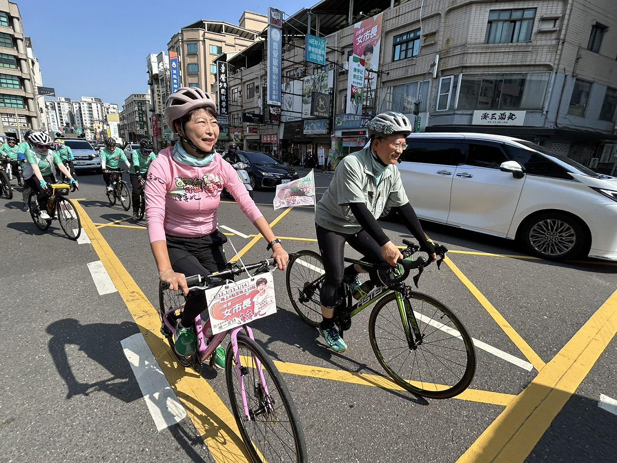 立法委員陳亭妃再度陪同蔡旺詮於台南東區騎乘鐵馬掃街拜票，持續深入各里巷弄，全力為即將到來的民調衝刺。 圖：蔡旺詮服務處提供