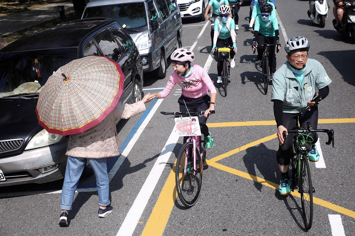 立法委員陳亭妃再度陪同蔡旺詮於台南東區騎乘鐵馬掃街拜票，持續深入各里巷弄，全力為即將到來的民調衝刺。 圖：蔡旺詮服務處提供