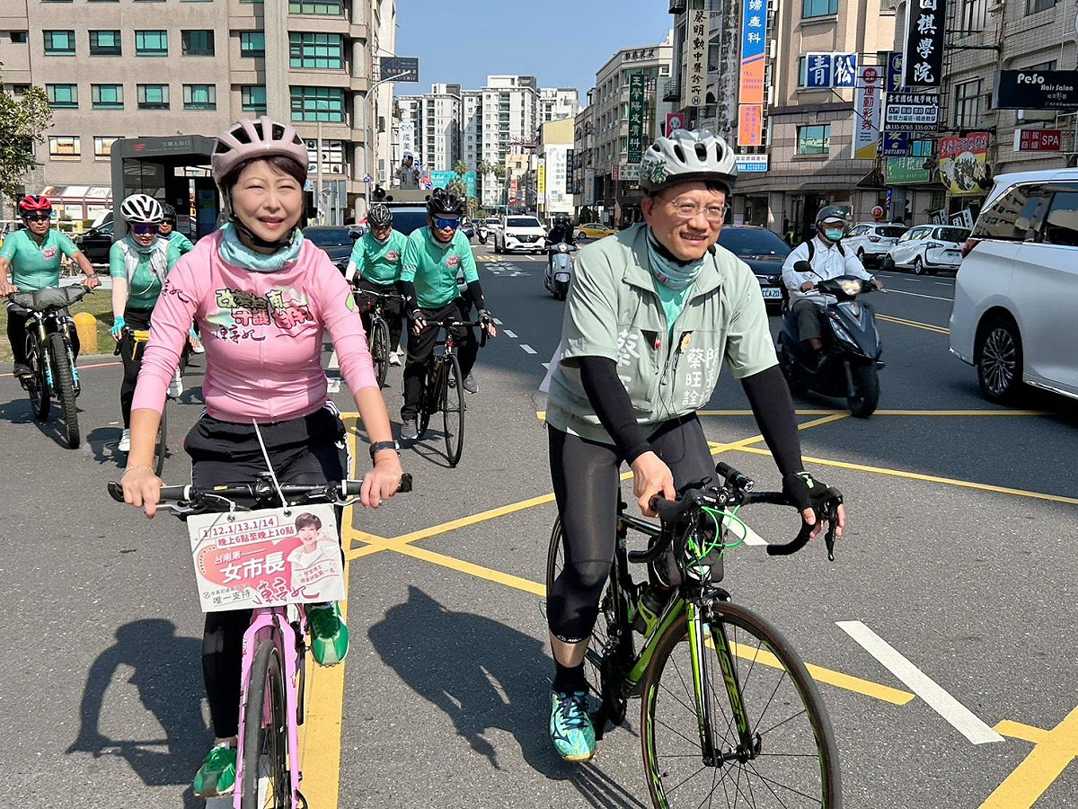 立法委員陳亭妃再度陪同蔡旺詮於台南東區騎乘鐵馬掃街拜票，持續深入各里巷弄，全力為即將到來的民調衝刺。 圖：蔡旺詮服務處提供