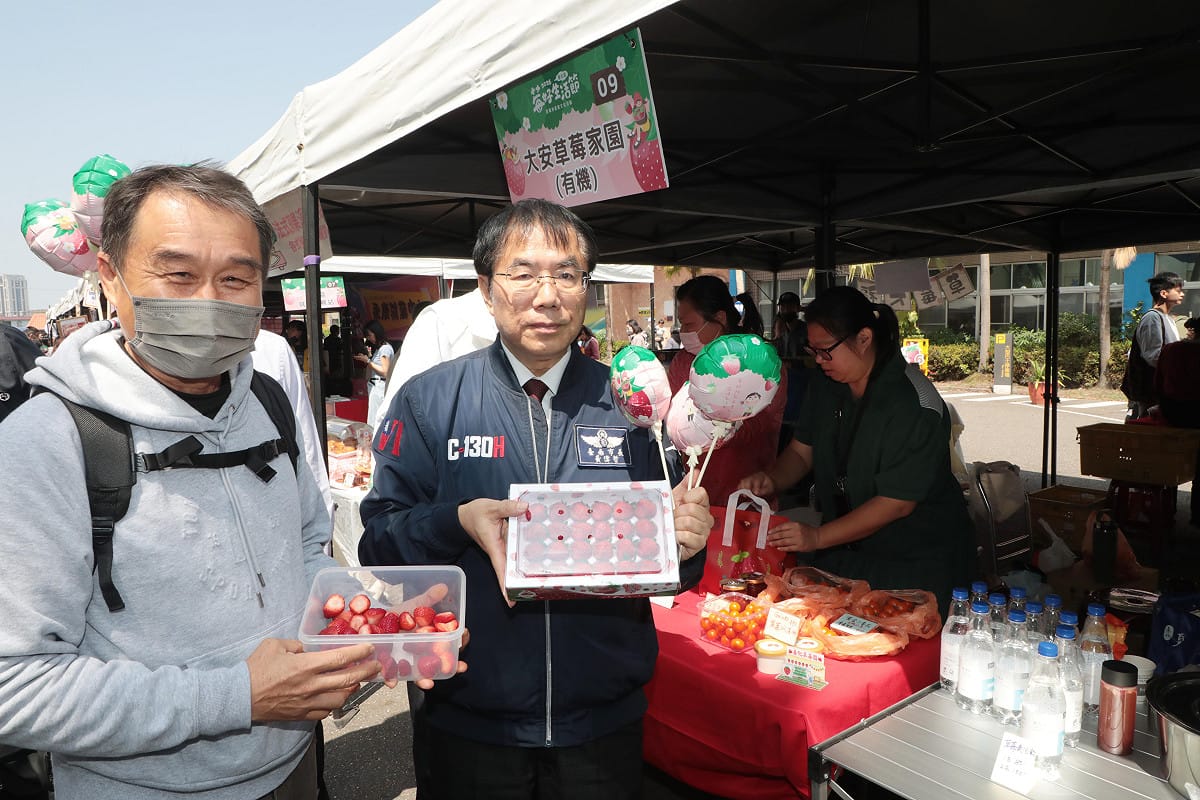 台南善化區公所在善化啤酒觀光工廠舉辦「115年善化區草莓季產業文化活動—莓好生活節」。台南市長黃偉哲出席開幕典禮，與來賓一起現場製作「草莓炒冰」，熱情邀請全國民眾趁著冬春交際，來到台南體驗採草莓的田園樂趣。 圖：台南市政府提供