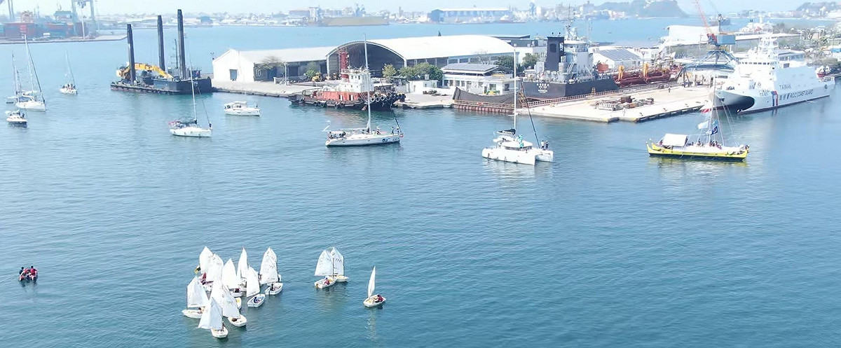 無私分享號駛進高雄港，我國航海社群及高雄學校一同伴航及水上迎船。 圖：海委會/提供