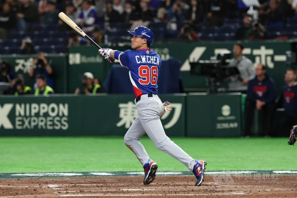世界棒球經典賽（WBC）7日在日本東京巨蛋進行台捷之戰，5局上，台灣隊陳晨威（圖）敲出高飛犧牲打，帶1分打點。中央社記者王騰毅東京攝　115年3月7日
