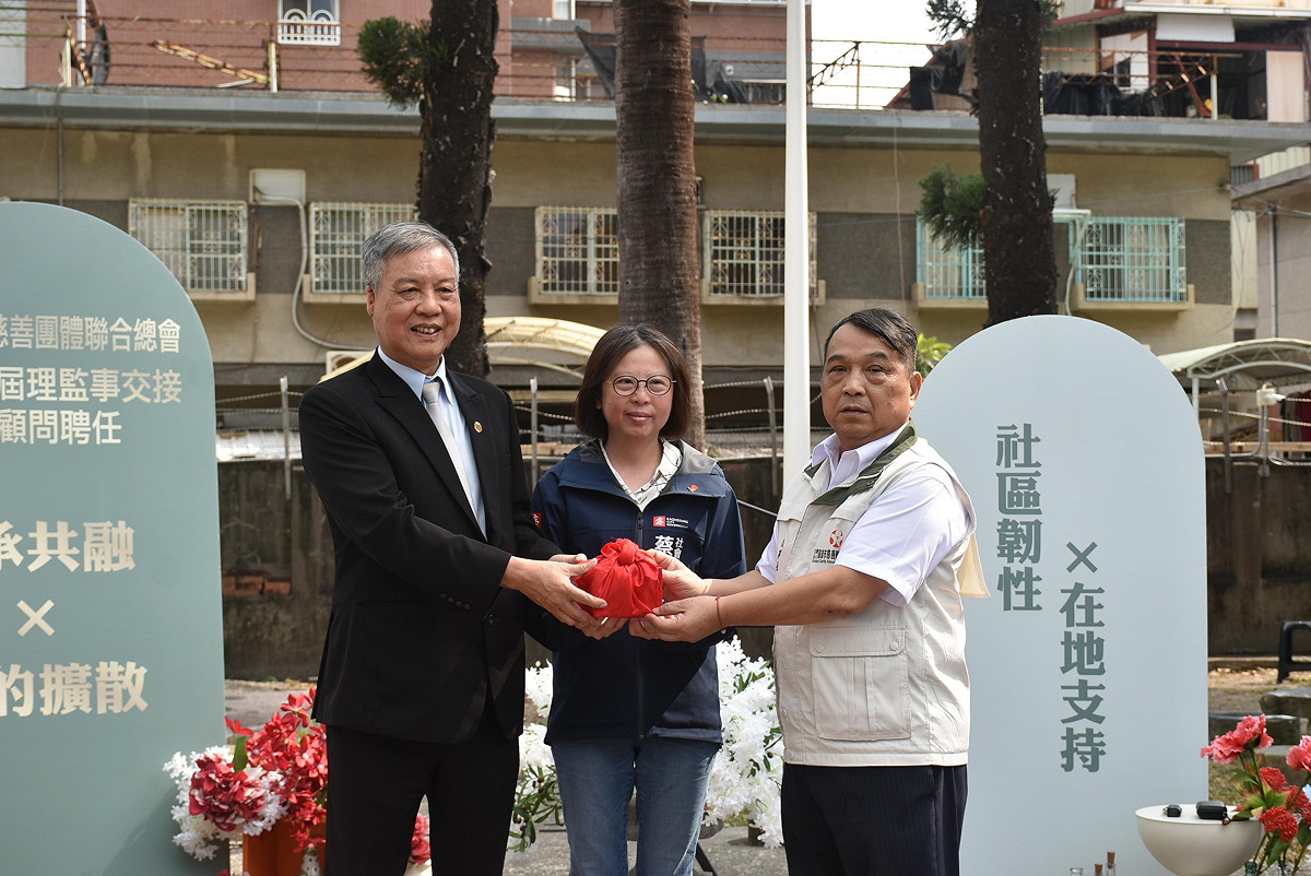 高慈總第21、22 理事長交接，在蔡宛芬(中)監交下，由陳神發(左)交棒給江慶隆(右)。 圖：孫家銘攝