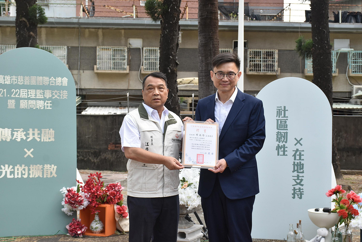 江慶隆(左)頒授賴瑞隆(右)高慈總顧問證書。 圖：孫家銘攝