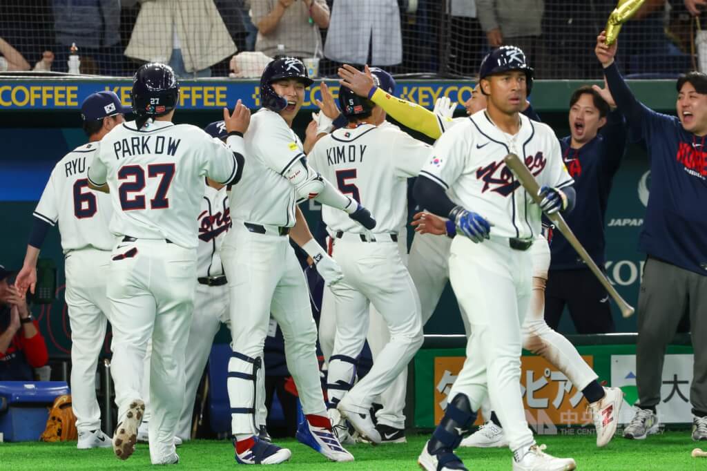 世界棒球經典賽（WBC）8日中午在日本東京巨蛋上演台韓大戰，6局下韓國打者金倒永敲2分砲，隊友高呼慶賀。 圖：中央社