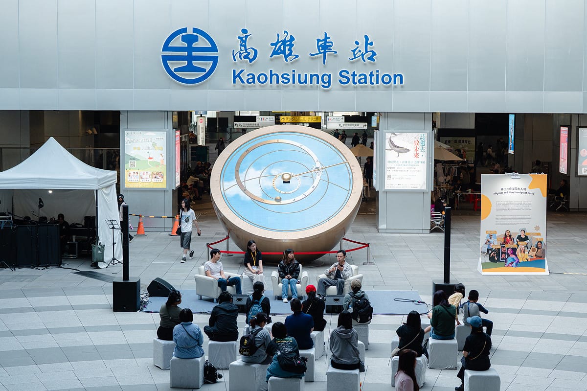 高雄車站下沉式廣場舉辦深度對談的講座。 圖：高雄市行國處/提供