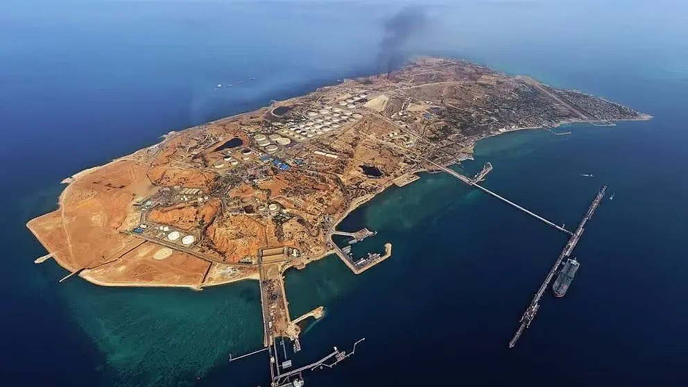 美國與以色列正在研議控制伊朗的關鍵石油出口樞紐哈爾克島。 圖：翻攝自 X @LPX2019