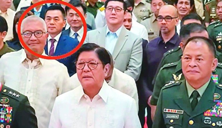 菲律賓總統府曾發布我陸軍司令呂坤修（紅圈者）與菲律賓總統馬可仕（前中）同框的影片。  圖 : 翻攝自菲律賓總統府影片