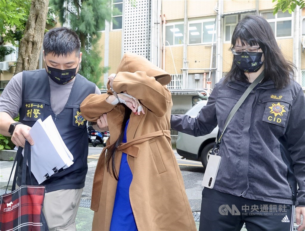 圖為滿堂紅國際餐飲公司負責人蔡閔如（咖啡色外套者）涉案遭檢警拘提到案。（中央社檔案照片）