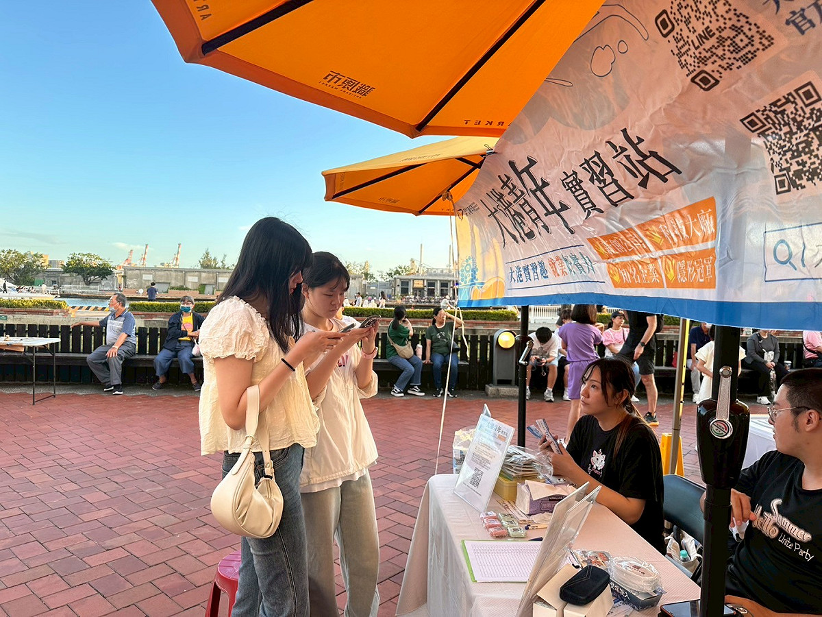 高市青年局於大型活動現場設攤宣傳「114年大港青年實習媒合計畫」，向青年學子說明實習資源與申請方式，提升政策能見度。 圖：高雄市青年局/提供