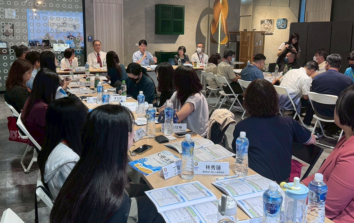 「114年大港青年實習媒合計畫」主管聯繫會議邀集大專院校與合作企業代表交流意見，強化產學合作機制與制度精進方向。 圖：高雄市青年局/提供