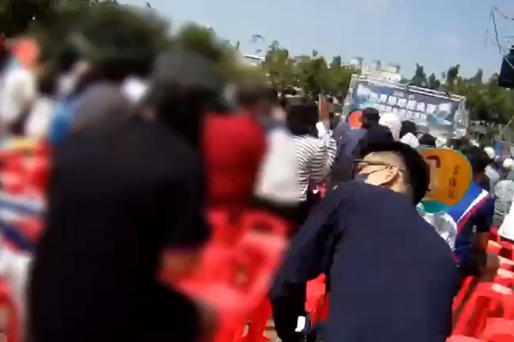 台南市政府8日在永華市政中心西側廣場舉辦棒球賽應援派對，一名女子（前左）疑似因踩踏國旗與其他民眾發生口角，員警（前右）見狀上前勸導。（讀者提供）中央社記者楊思瑞台南傳真  115年3月9日