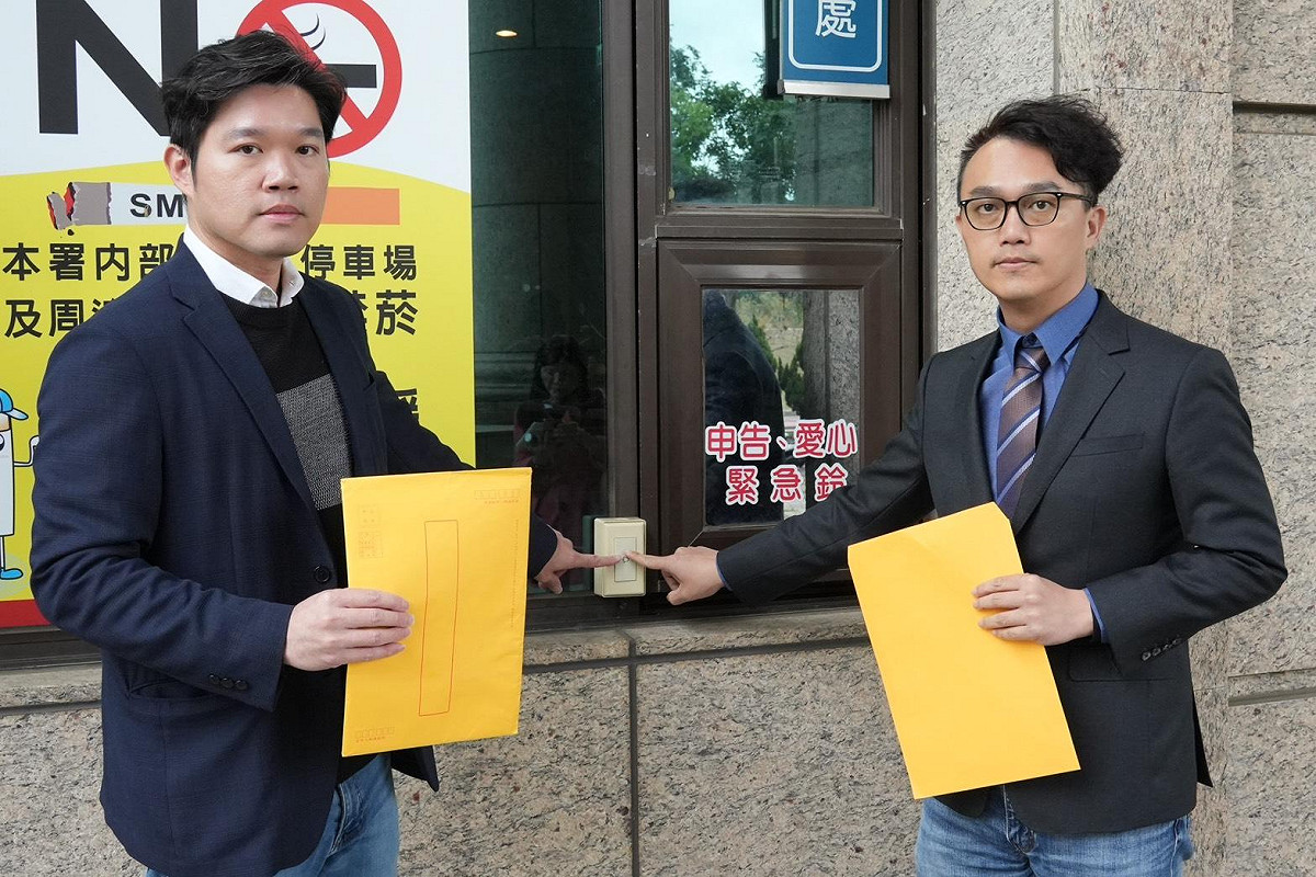 面對國民黨新竹縣長初選期間不實指控，徐欣瑩辦公室發言人徐維遠（左）9日與承理法律事務所律師練鴻慶（右）赴新竹地檢署按鈴提告。 圖：徐欣瑩辦公室/提供