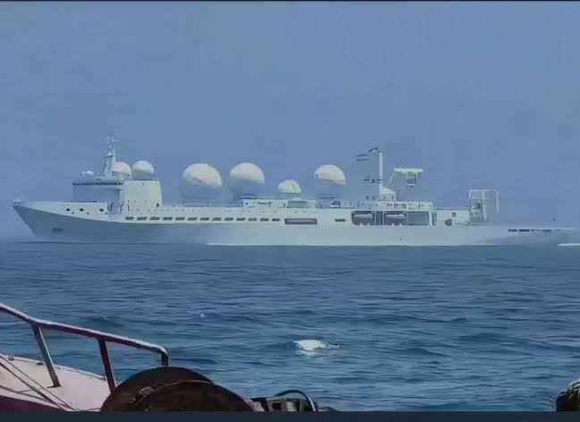 中國海軍新一代海上航太追蹤測量船「瞭望一號」，據稱被部署在阿曼灣國際水域，監視美國、以色列與伊朗之間的緊張衝突。 圖：翻攝「X」@shanaka86