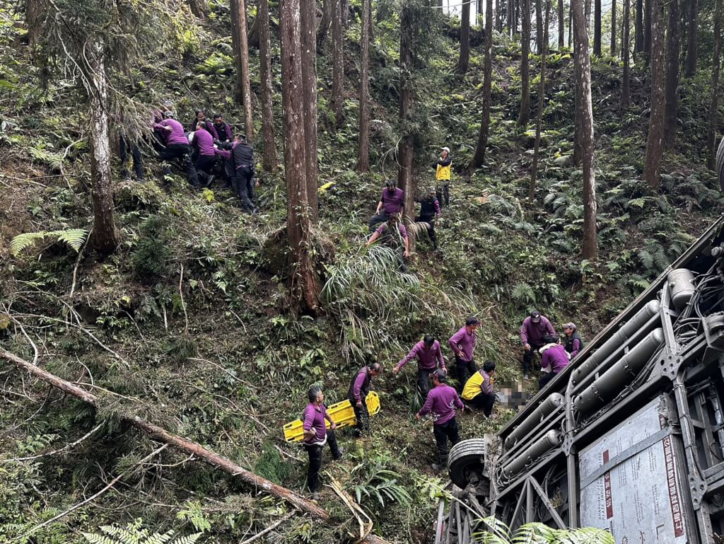 南投縣杉林溪森林遊樂區1輛遊園接駁車9日中午墜落山谷，疑不明原因擦撞山壁失控翻覆，救援人員協助傷者脫困，共有8人送醫。（民眾提供）中央社記者鄭維真傳真　115年3月9日
