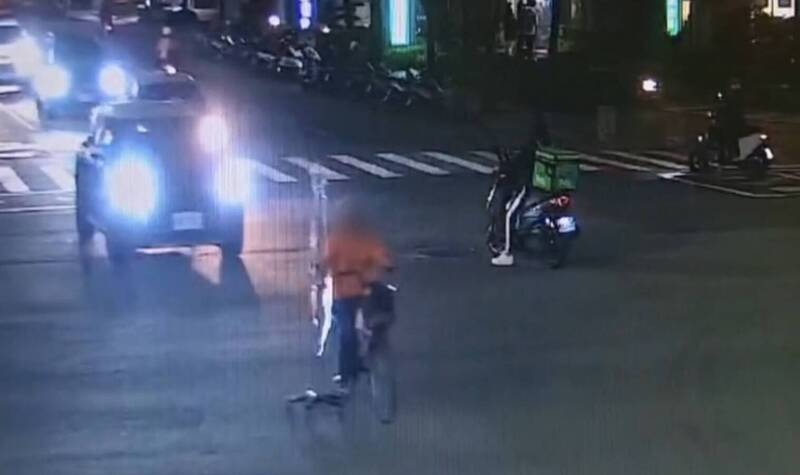 高雄阿嬤一手控制單車，另一手竟緊抓點滴架騎行。 圖：翻攝畫面
