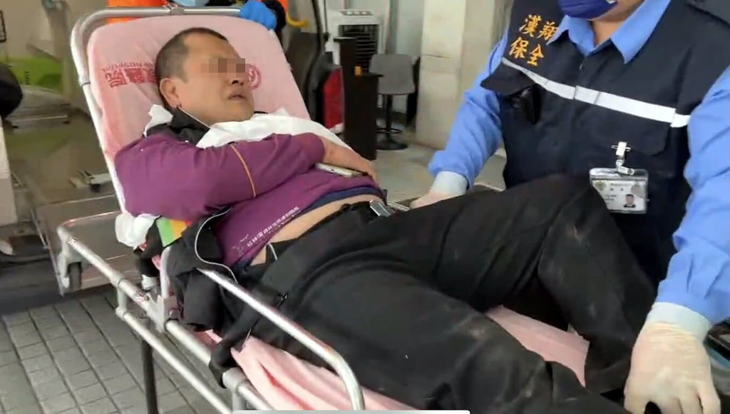 南投杉林溪森林遊樂區遊園車9日墜谷，釀1死7傷。王姓司機送衛福部南投醫院治療，對於是否因煞車問題發生事故，面露痛苦未回應。（民眾提供）中央社記者蘇木春傳真　115年3月9日