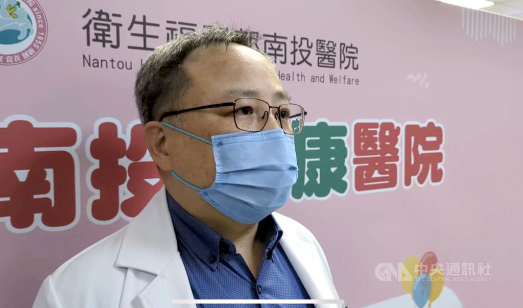 南投縣杉林溪森林遊樂區1輛遊園接駁車9日失控墜谷，車上8人送醫、其中1人不治。衛生福利部南投醫院副院長莊宗芳（圖）說明送醫2傷者傷勢。中央社記者蘇木春攝　115年3月9日