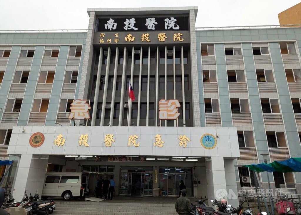 南投縣杉林溪森林遊樂區1輛遊園接駁車9日中午擦撞山壁，失控翻覆並墜谷，車上8人送醫、1人不治。其中2名傷者送衛生福利部南投醫院治療。中央社記者蘇木春攝　115年3月9日