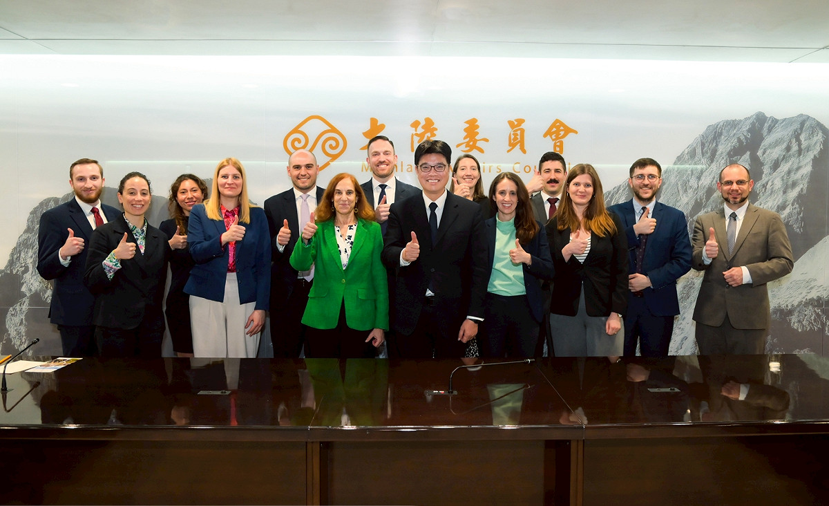 大陸委員會主任委員邱垂正3月4日接見「德國馬歇爾基金會」（GMF）「台美歐政策計畫」（Taiwan-US-Europe Policy Program, TUPP）訪團，與訪團團長、德國馬歇爾基金會印太計畫主任葛來儀（Bonnie Glaser）及多位跨國專家學者。 圖：陸委會提供