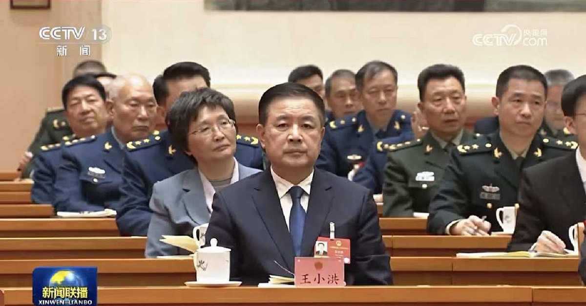 央視畫面顯示，中共中央書記處書記、國務委員兼公安部長王小洪出席軍隊代表團全體會議，並獲近三秒特寫鏡頭。 圖：翻攝自 X @cskun1989