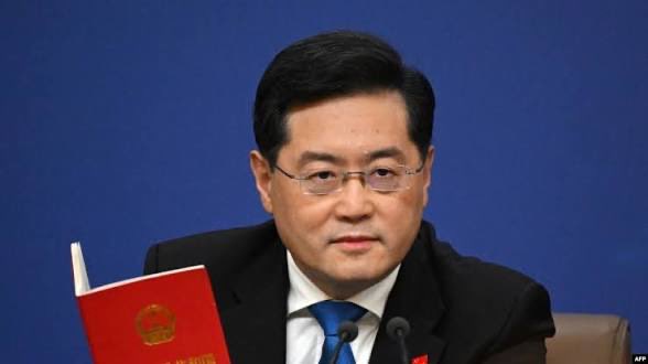據香港《明報》消息，前外交部長秦剛由副國級降為副部級提前退休，官方尚未公開處理細節。 圖：翻攝自 X @cskun1989
