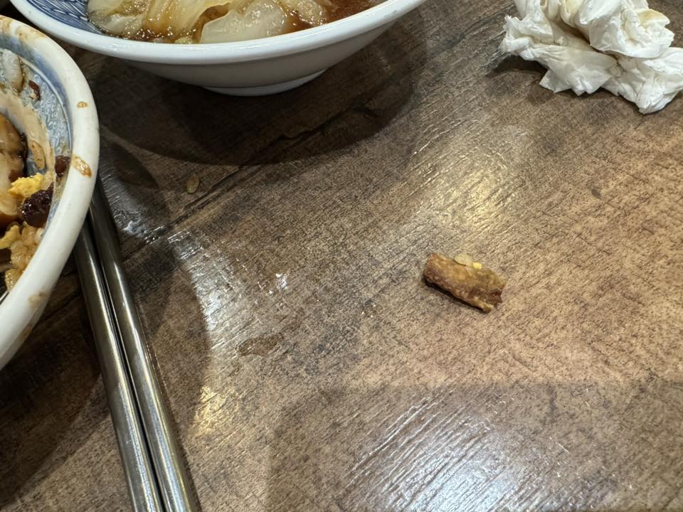 小王煮瓜滷肉飯疑現菸頭，衛生局稽查未見異物，但查獲4項缺失，限3月12日前改善。 圖：翻攝自爆料公社