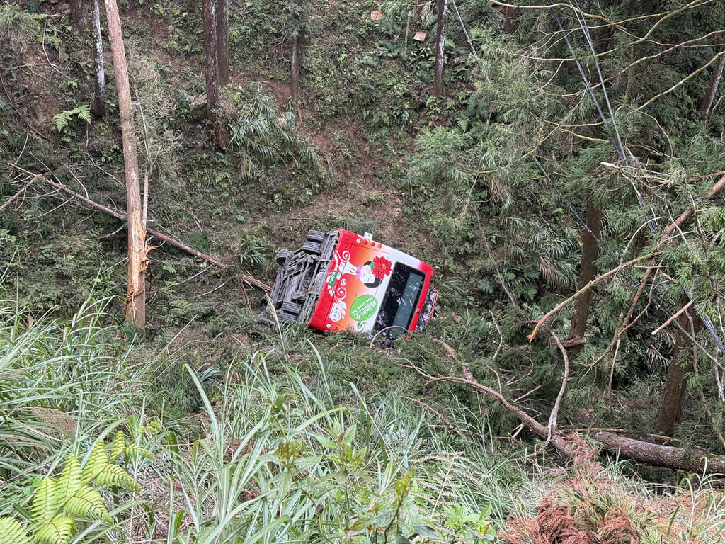 南投縣杉林溪森林遊樂區遊園接駁車9日中午不明原因擦撞山壁失控墜谷，車上載有1名司機及7名遊客，全數送醫，事故原因待釐清。中央社記者蕭博陽攝　115年3月9日