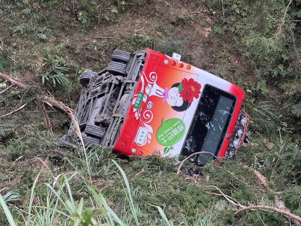 南投縣杉林溪森林遊樂區遊園接駁車9日中午不明原因擦撞山壁失控墜谷，車上8人全數送醫，其中1名遊客傷重不治。中央社記者蕭博陽攝　115年3月9日