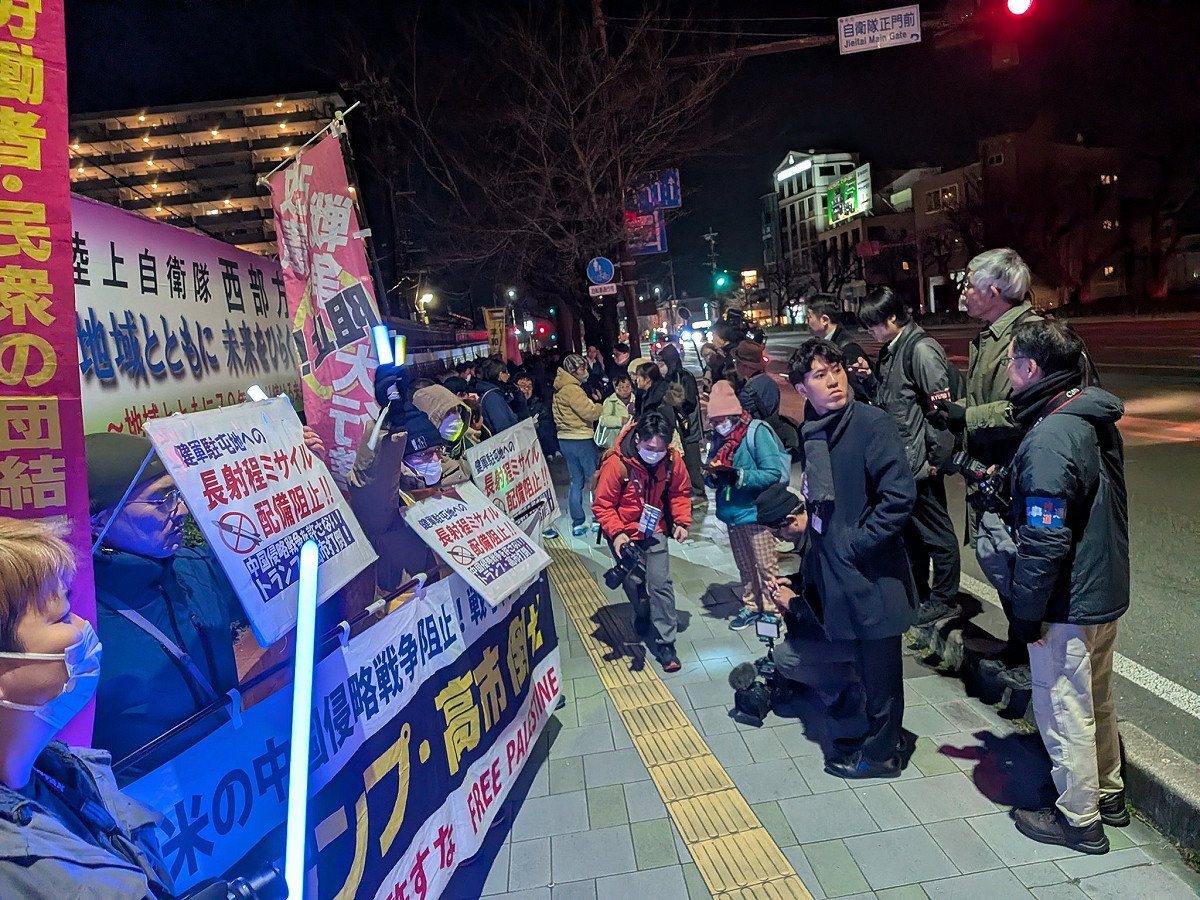 日本陸上自衛隊9日將具備「反擊能力」的長射程導彈發射設備運入熊本市健軍駐地，引發當地約100名市民抗議，批評中央政府未事先說明。 圖：翻攝「X」@KssdKyushu