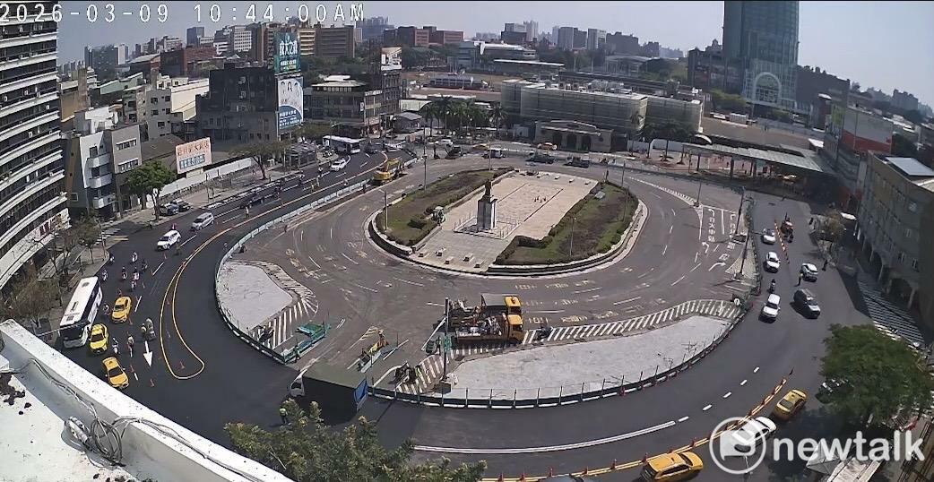 「台南火車站前廣場改造工程」，第二階段交維將原圓環改為U型雙向行車動線搭配4個號誌路口，3月6日深夜起利用週末夜間時段趕工，今日清晨道路全部重鋪完成，初期部署大量義交人力指揮引導，並透過智慧交通中心持續監控周邊路網隨時微調號誌。 圖：台南市政府提供