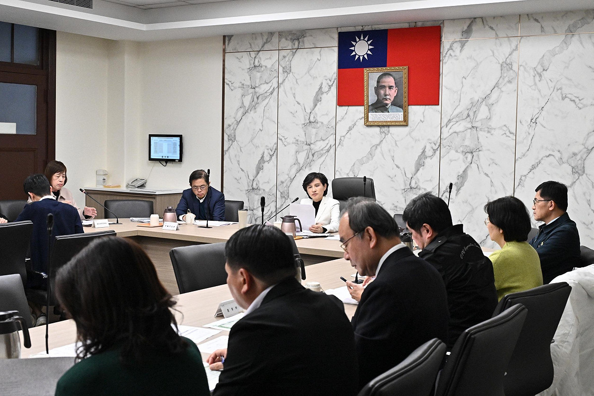 為因應中東情勢，行政院副院長鄭麗君9日傍晚召開「穩定物價小組」會議臨時會報。 圖：行政院提供