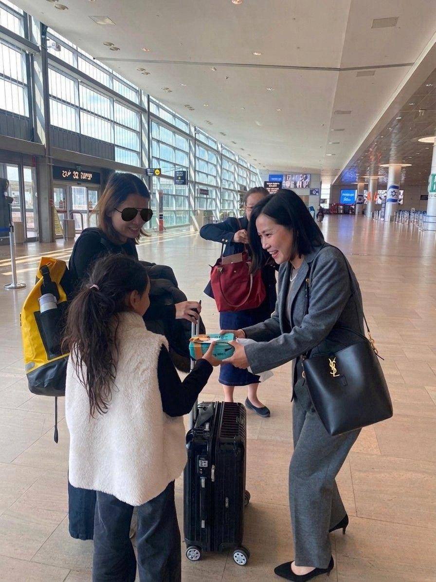 駐以色列代表處代表李雅萍大使（右一）赴機場送機離以國人母女，並致贈巧克力點心慰問。 圖：外交部提供