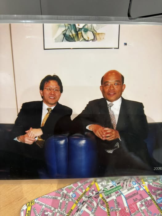 謝志偉憶20年前為蘇貞昌爭取法蘭克福過境，可以說 是 「48小時外交驚險記」。 圖：謝志偉臉書