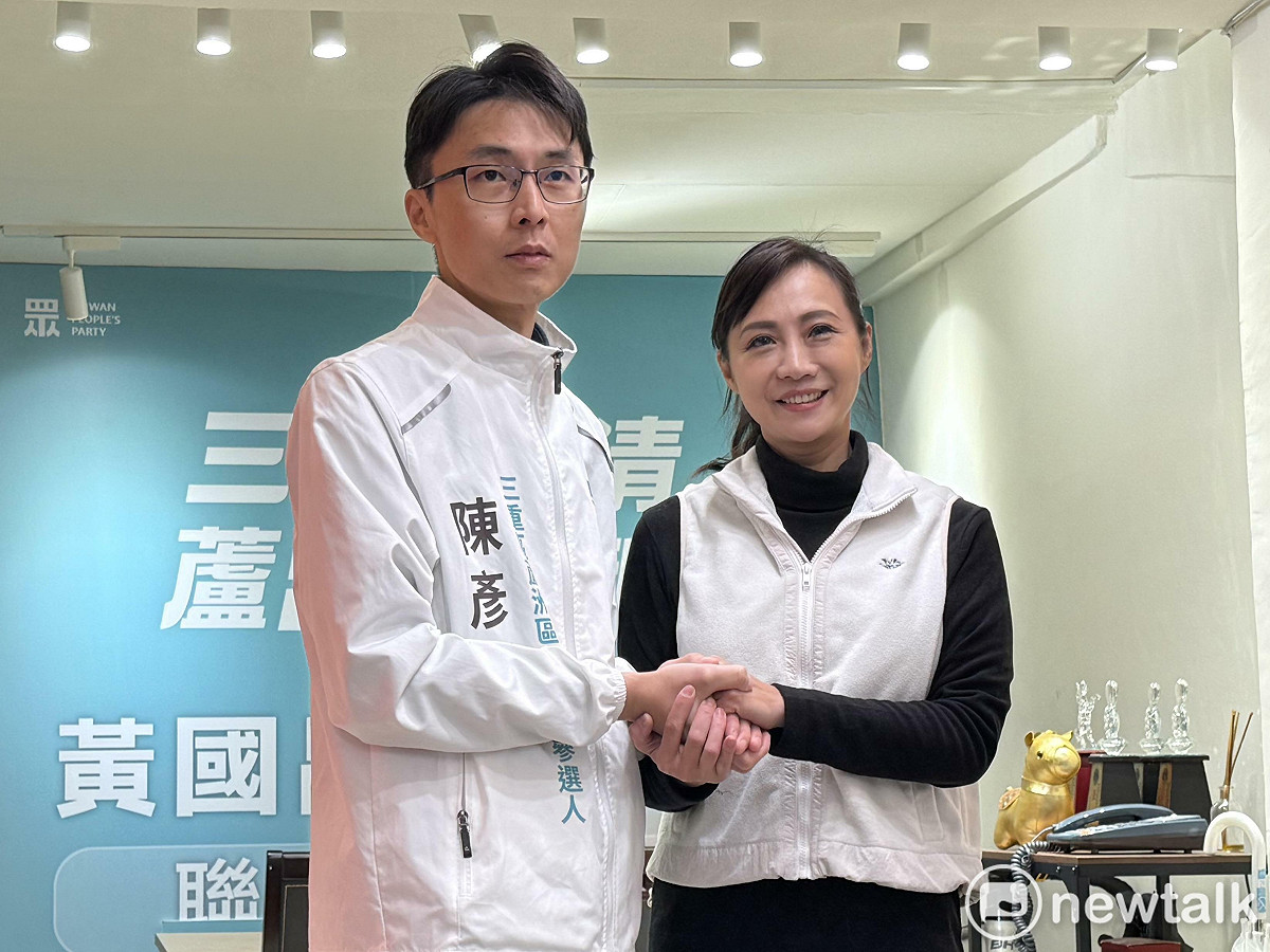 民眾黨主席黃國昌的三蘆區主任周曉芸（右）與三蘆區市議員參選人陳彥廷（左）今天合體，展現團結。 圖：周煊惠 / 攝