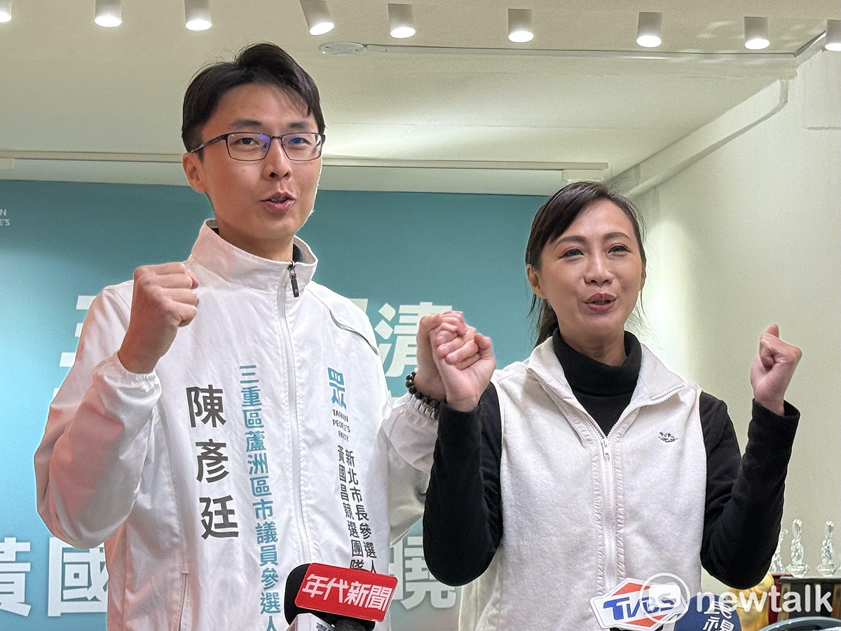 民眾黨主席黃國昌的三蘆區主任周曉芸（右）與三蘆區市議員參選人陳彥廷（左）今天合體，展現團結。 圖：周煊惠 / 攝