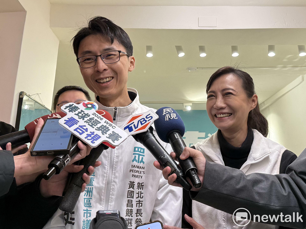 民眾黨主席黃國昌的三蘆區主任周曉芸（右）與三蘆區市議員參選人陳彥廷（左）今天合體，展現團結。 圖：周煊惠 / 攝