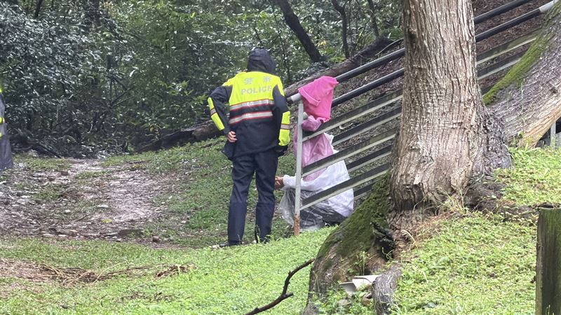 警方前往埋嬰屍地點搜索。 圖：翻攝畫面