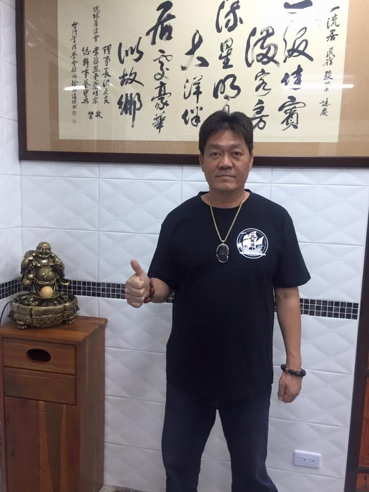 有週刊10日在踢爆，李賜福自2020年起夥同友人，以汙染鹽埔村為由，透過暴力恐嚇手段，向清運與船運業者強索回饋金，其不法所得高達576萬元。 圖：翻攝四叉貓threads