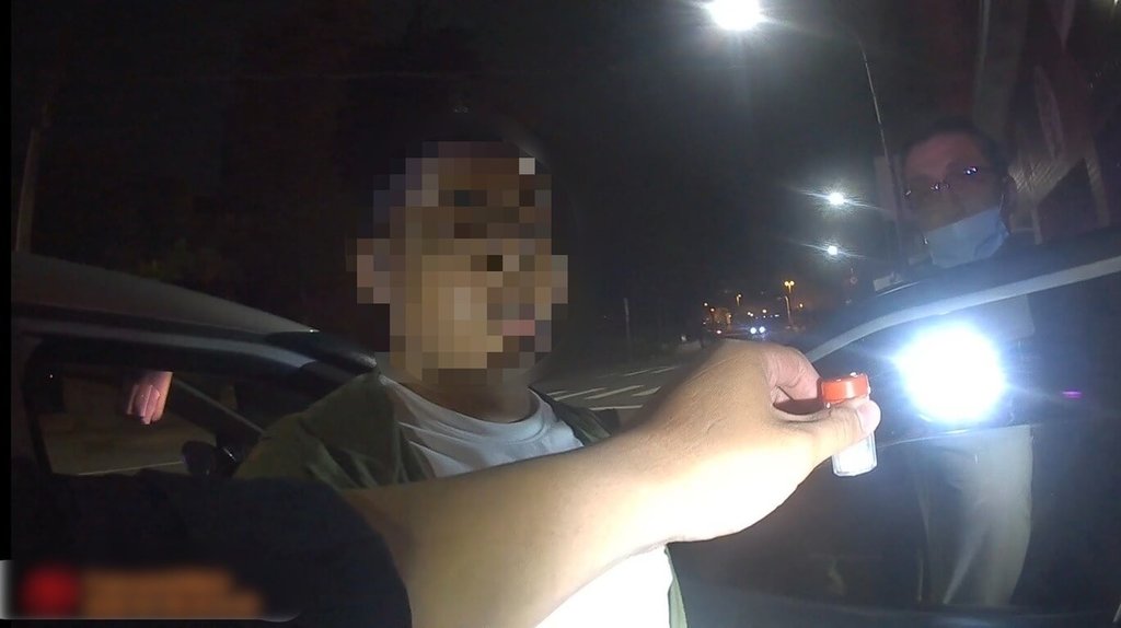 37歲陳姓駕駛車速忽快忽慢，遭高雄市政府警察局左營分局員警攔查，陳男經唾液毒品快篩呈陽性，並主動交付一小罐K他命毒品，經初步檢驗該結晶物呈第三級毒品K他命陽性反應，全案依涉嫌違反毒品危害防制條例及公共危險（毒駕）罪嫌偵辦。（高雄市政府警察局左營分局提供）中央社記者張已亷傳真　115年3月10日