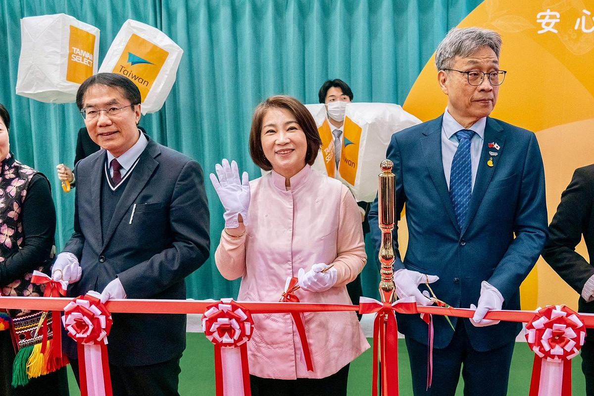 周春米(中)與台南市長黃偉哲(左一)出席東京食品展開幕活動。 圖：屏東縣政府/提供