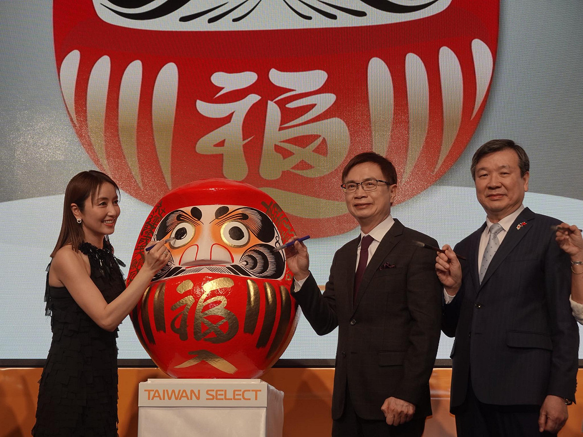 日本女星矢田亞希子（左1）、外貿協會董事長黃志芳（左2）、駐日大使李逸洋（左3）進行「達摩點睛」儀式。 圖：翻攝李逸洋臉書